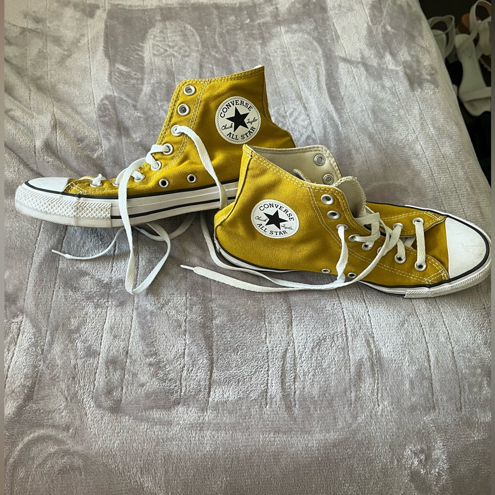 Converse Chuck Taylor High Tops, yellow, never worn!